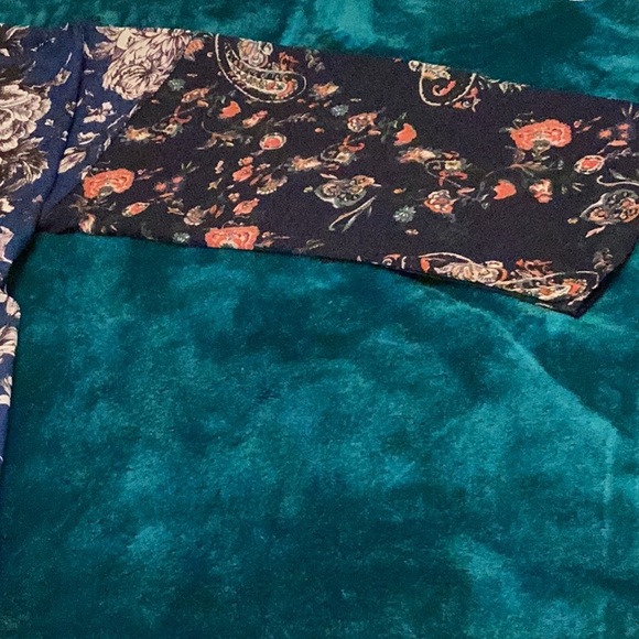 Fun flowing blouse with tie backs - Picture 3 of 3